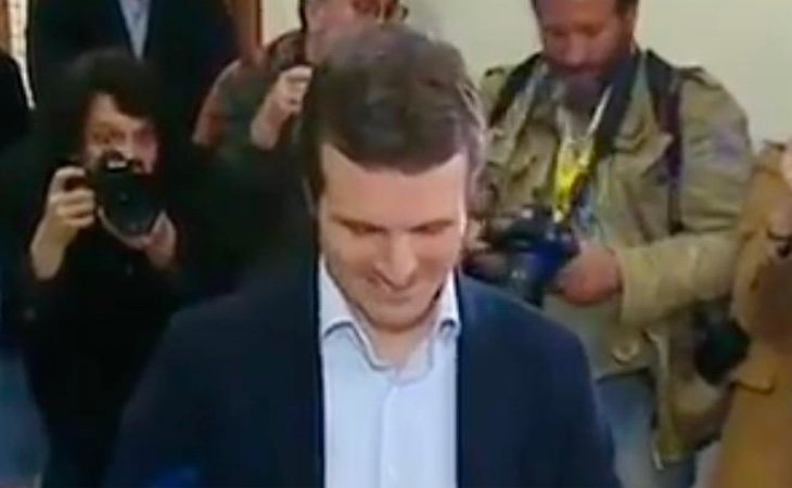 El candidato del PP, Pablo Casado, vota en su colegio del madrileño barrio de Salamanca