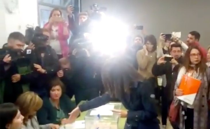 Inés Arrimadas vota en el barrio de Les Corts. Una de las miembros de la mesa electoral le ha negado el saludo