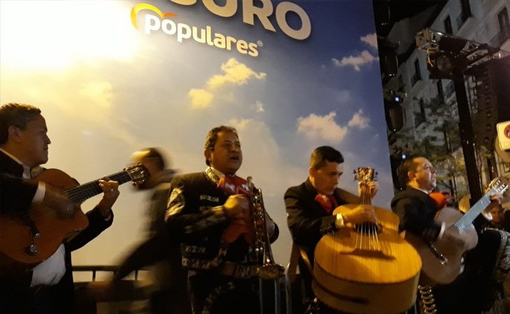 Una banda de mariachis contratada por Forocoches le canta a Pablo Casado 'Canta y no llores' en Génova, sede del PP