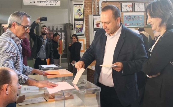 El candidato de Unides Podem a la Generalitat Valenciana, Rubén Martínez Dalmau, ha sido el primero en votar en la Avenida de la Malva-rosa de ...