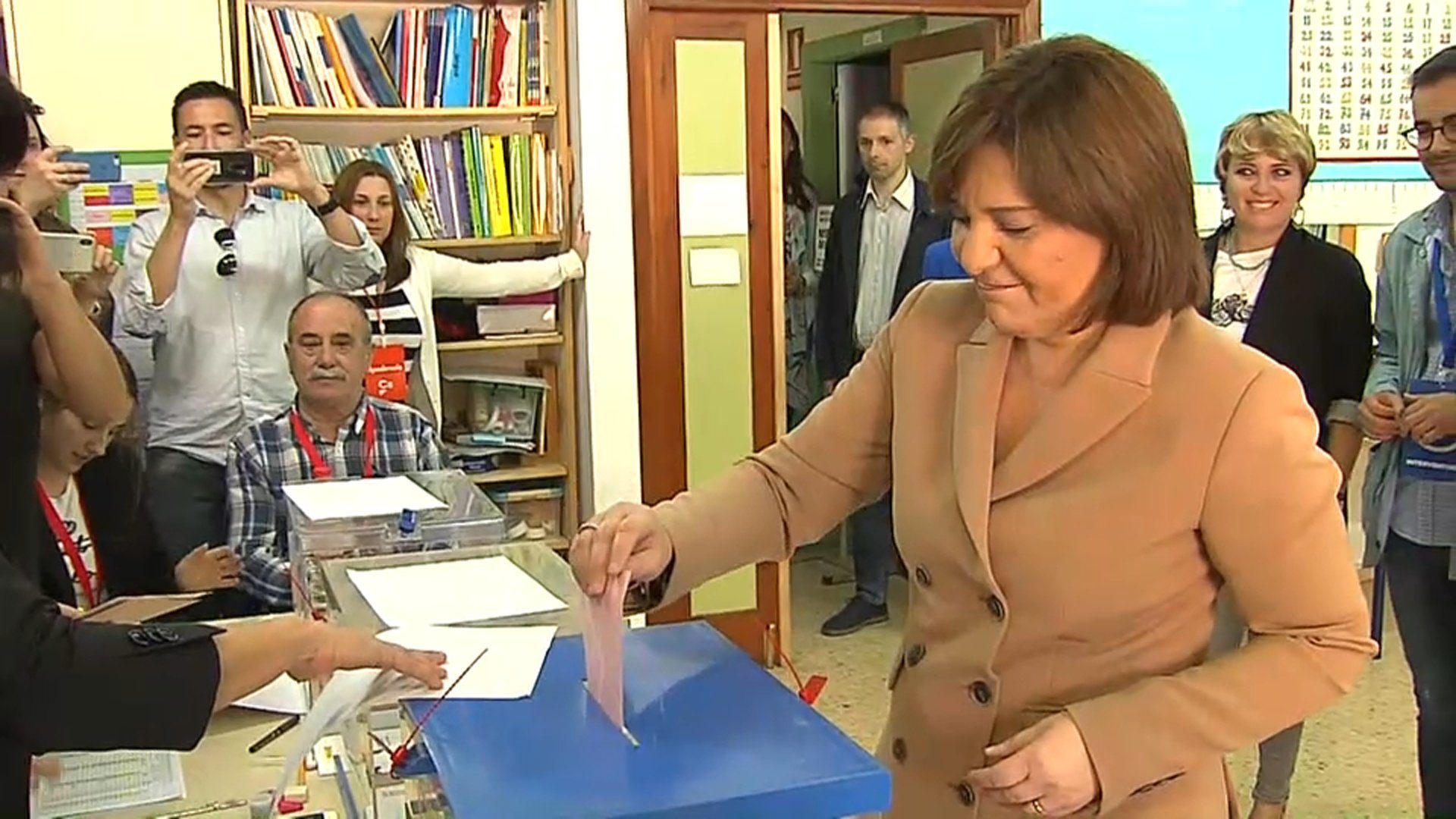 La candidata del PP a la Generalitat Valenciana, Isabel Bonig, vota en la Vall d'Uixó