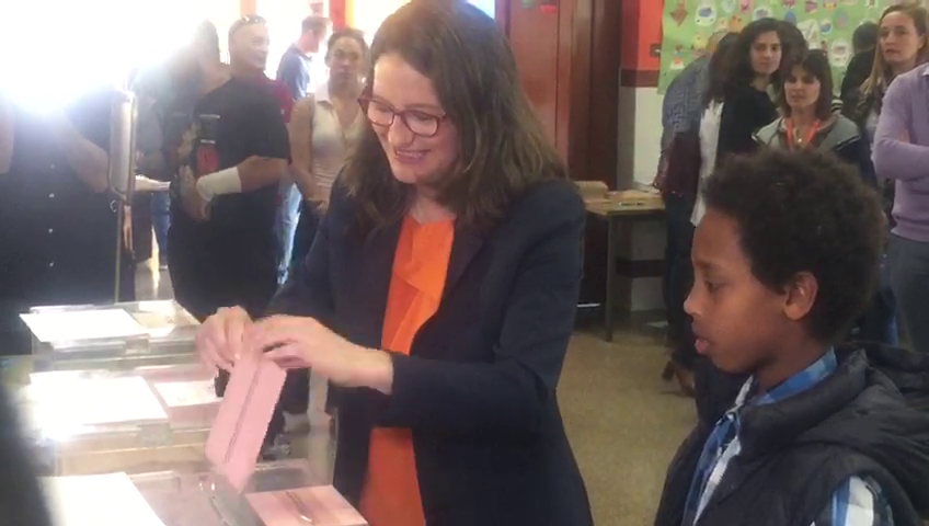 La candidata de Compromís, Mónica Oltra, ha votado en el colegio Eres Altes de Riba-Roja
