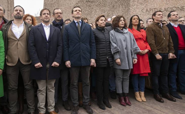 VOX, PP y Ciudadanos, de la mano en Colón en la manifestración contra Pedro Sánchez