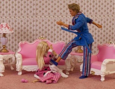 Retiran una exposición donde se representaban escenas de violencia machista con Barbies