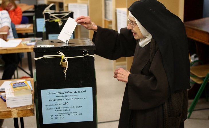 Varios testigos señalan que las monjas llegaron a acompañar a las mujeres hasta la urna de votación