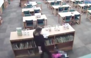 Graban a una profesora agrediendo brutalmente a un alumno de cinco años en la biblioteca