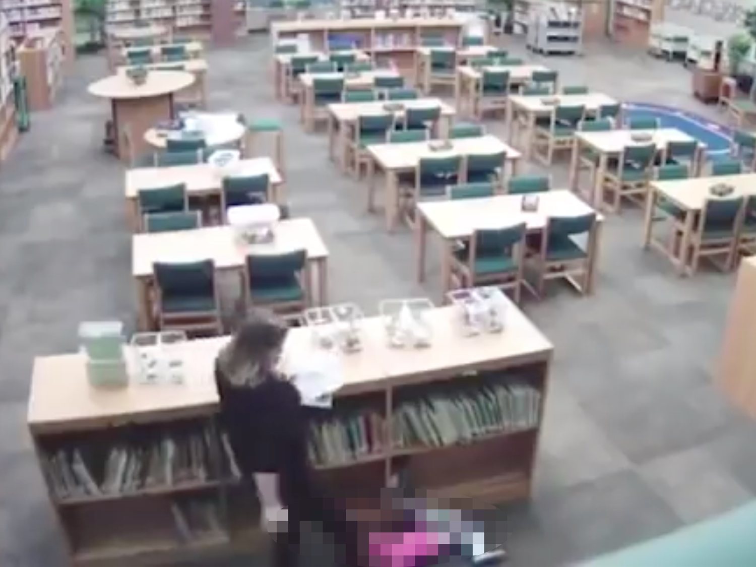 Graban a una profesora agrediendo brutalmente a un alumno de cinco años en la biblioteca