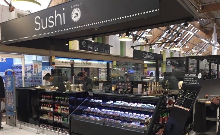 Los puestos de 'showcooking' y barras de degustación permite transformar la visita al supermercado en una atracción | Foto Fishsushi