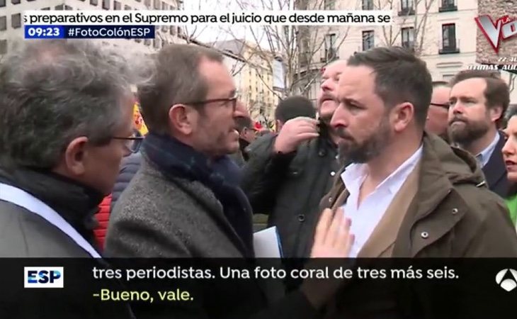 Javier Maroto, organizando con Santiago Abascal la foto en la plaza de Colón