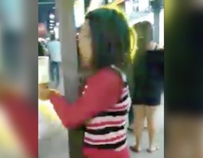 Graban a una mujer manteniendo relaciones con una farola en mitad de la calle