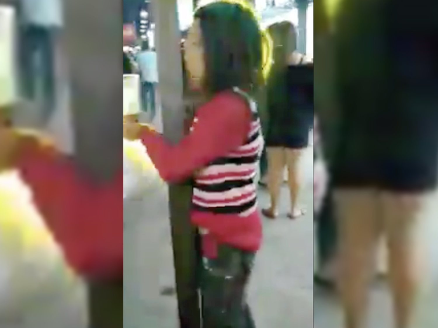Graban a una mujer manteniendo relaciones con una farola en mitad de la calle