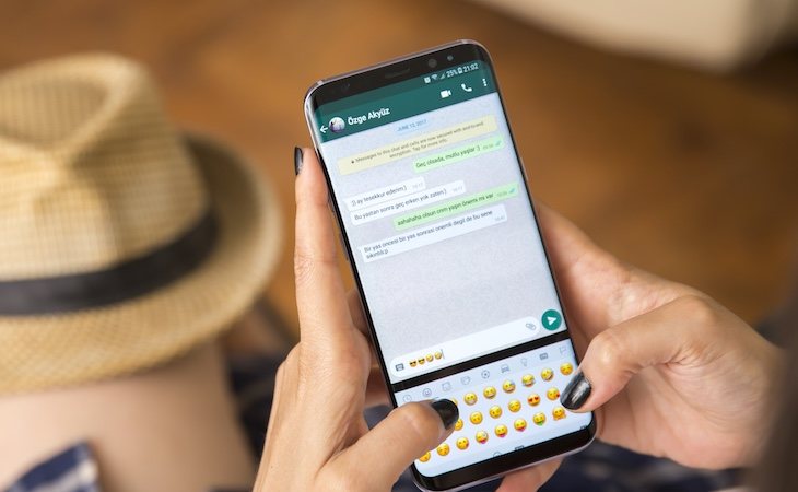 En la app de WhatsApp es necesario agregar un contacto a tu agenda para poder hablarle