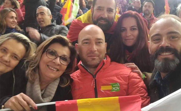 Jorge Bonito (derecha) junto a otros miembros de VOX en Alcalá de Henares