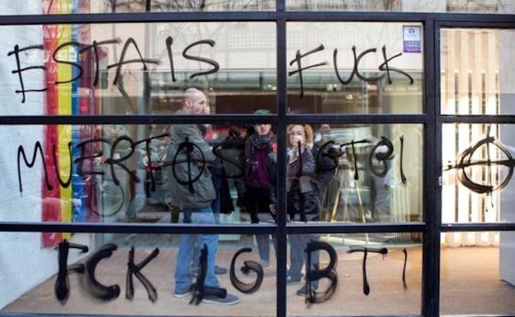 El centro LGTBI de Barcelona apareció con pintadas homófobas y cristales rotos