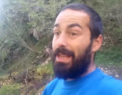 Un ganadero youtuber se cabrea por el cierre de un gallinero que molestaba a los turistas