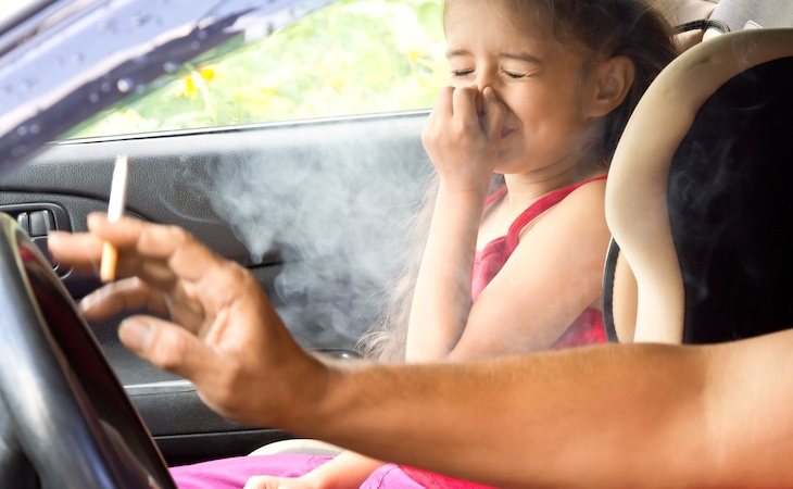 Prohibir que se fume en los coches es una medida contra el problema del tabaquismo