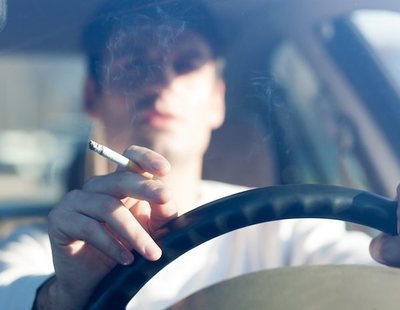 El Gobierno estudia prohibir fumar en el coche para combatir el tabaquismo