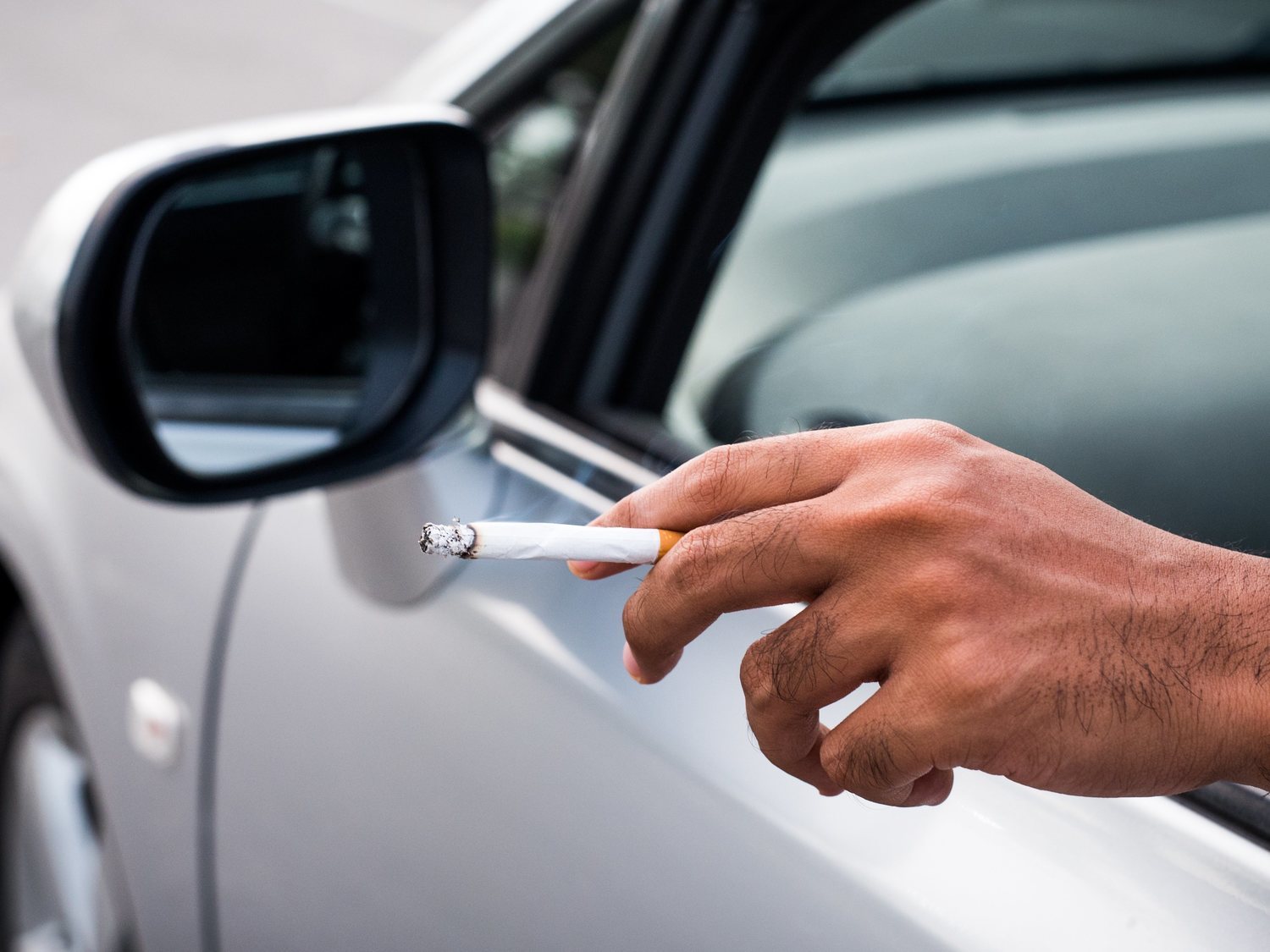 El Gobierno estudia prohibir fumar en el coche para combatir el tabaquismo