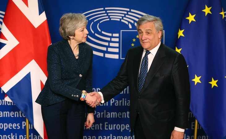 El presidente del Parlamento con la primera ministra británica, Theresa May