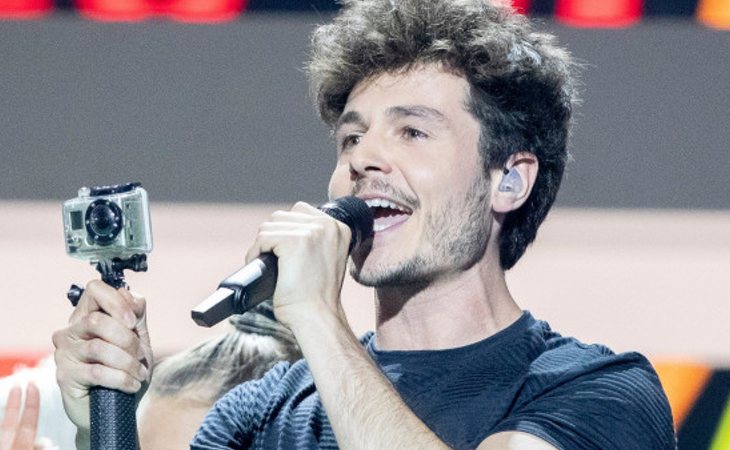 Miki, cámara en mano, durante su puesta en escena de 'La venda' en Eurovision 2019