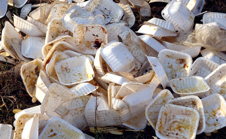 La comida para llevar se sirve en envases de poliestireno