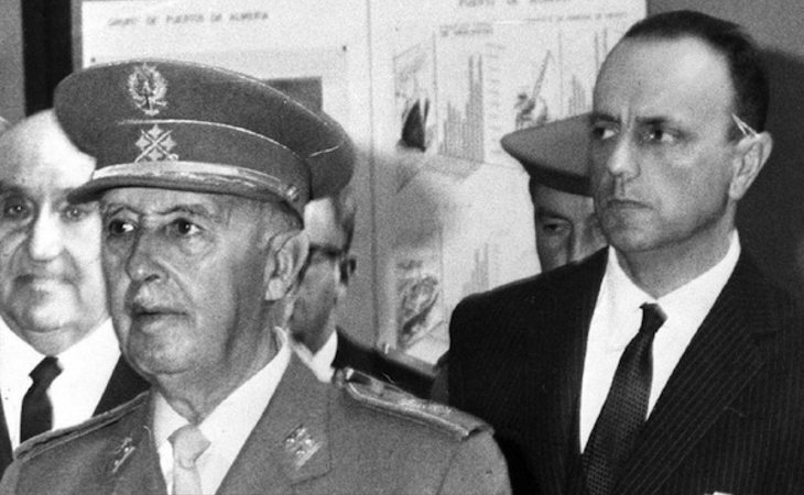 Franco junto a Manuel Fraga Iribarne, ministro franquista y fundador de Alianza Popular (AP)