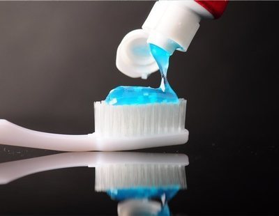 Cuidado: este famoso 'dentífrico' puede producir daños en nuestros dientes y salud