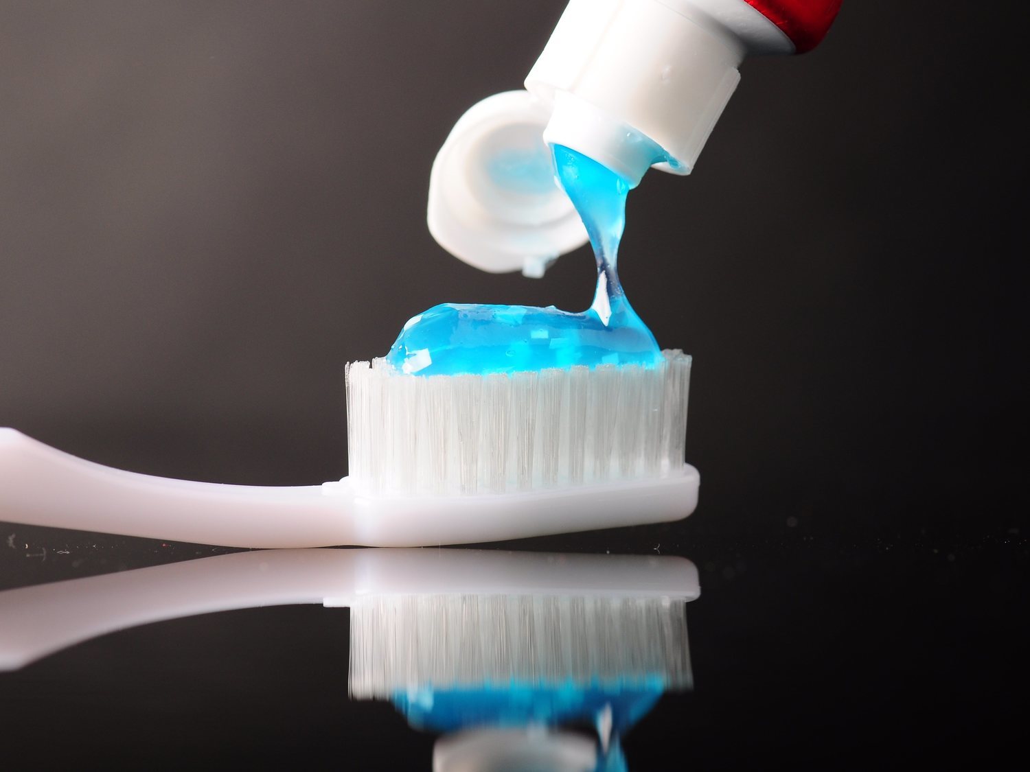 Cuidado: este famoso 'dentífrico' puede producir daños en nuestros dientes y salud