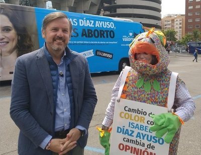 Hazte Oír lanza un autobús contra Díaz Ayuso por "apoyar al colectivo LGTBI y el aborto"