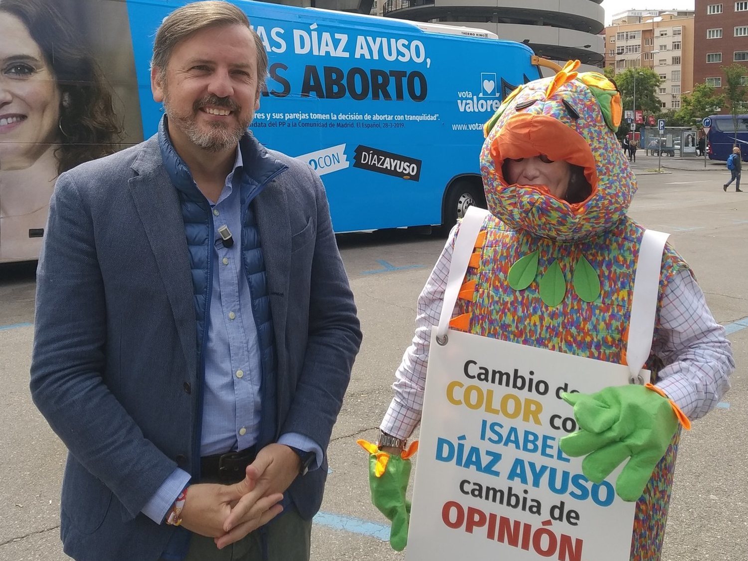 Hazte Oír lanza un autobús contra Díaz Ayuso por "apoyar al colectivo LGTBI y el aborto"