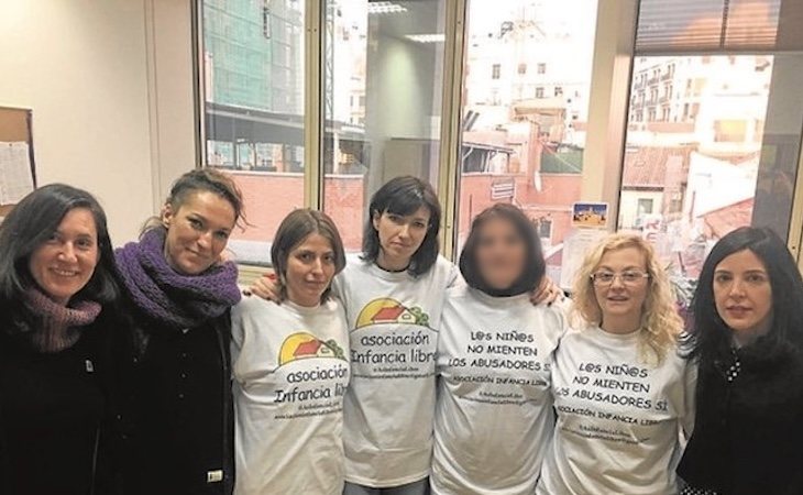 El grupo de Podemos en el Senado con la tres madres de Infancia Libre detenidas por retener a sus hijas