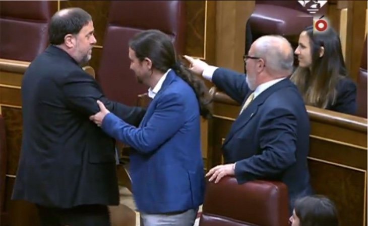 Los diputados independentistas presos han sido recibidos al grito de 'fuera'. Pedro Sánchez ha evitado saludarlos