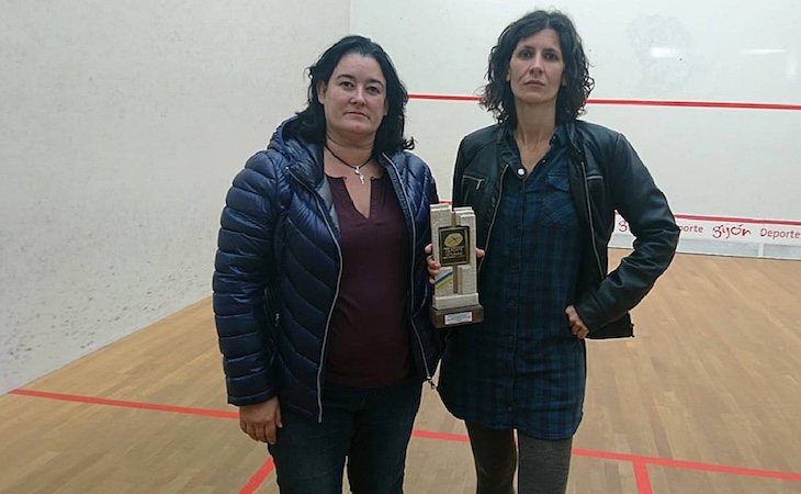 Maribel Toyos, vocal de la Junta de la Federación, y Elisabeth Sadó, campeona de Squash y ganadora del premio sexista