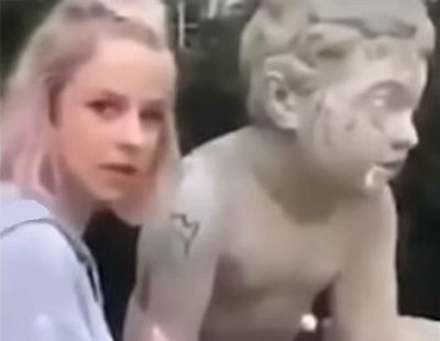 Una influencer destroza a martillazos una estatua de 200 años para conseguir likes