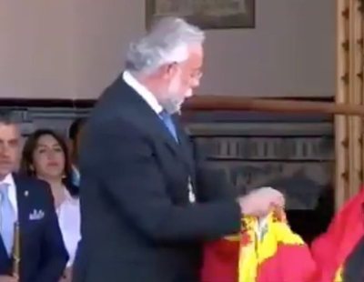 Acusan a un alcalde del PP de limpiarse una caca de paloma con la bandera de España