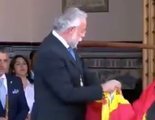 Acusan a un alcalde del PP de limpiarse una caca de paloma con la bandera de España
