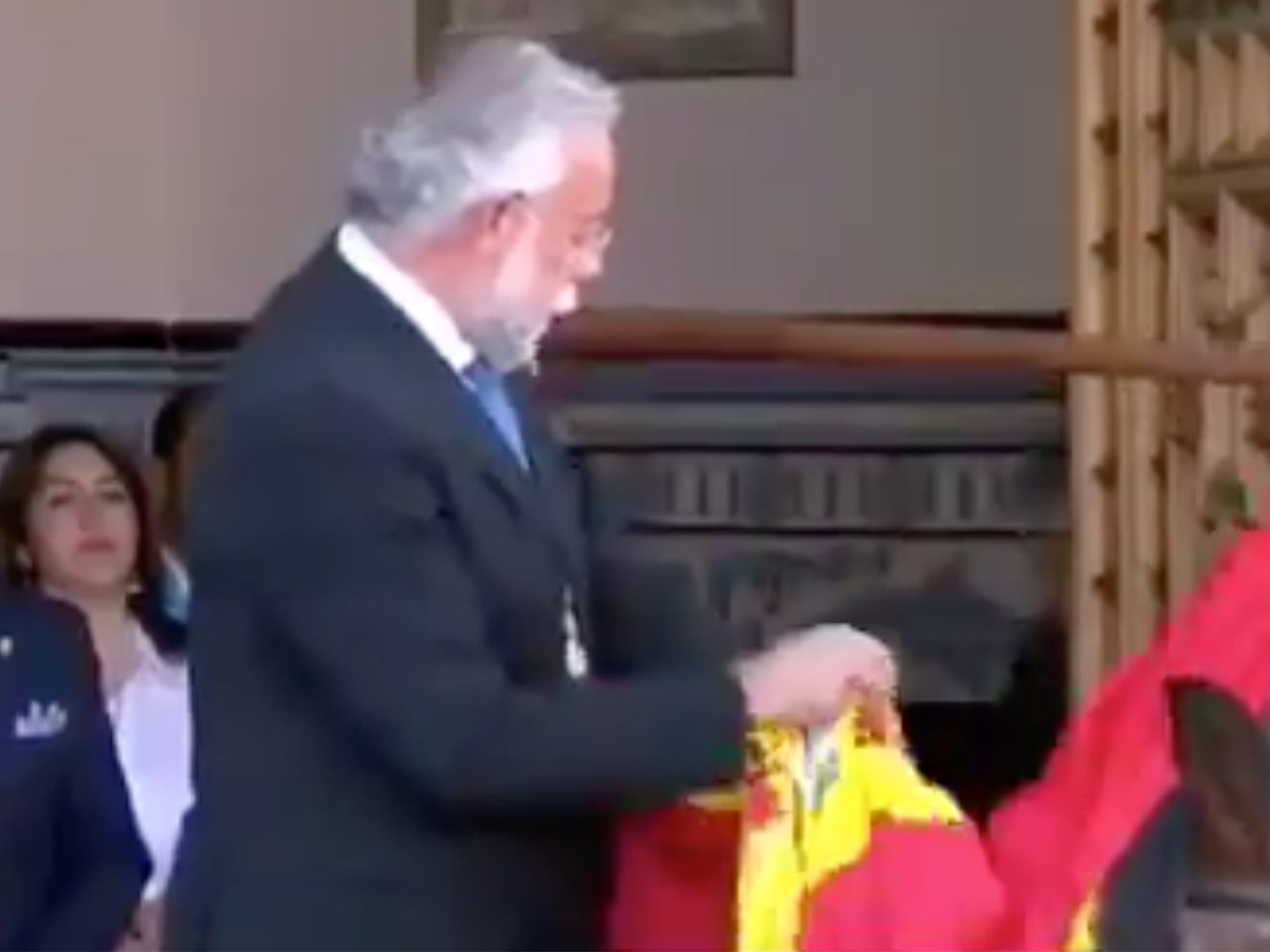 Acusan a un alcalde del PP de limpiarse una caca de paloma con la bandera de España