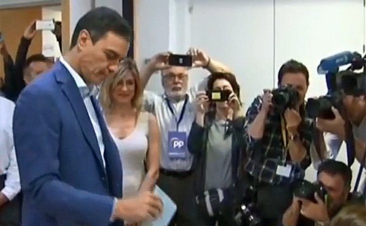 Pedro Sánchez ha sido el primer líder nacional en acudir al centro de votación