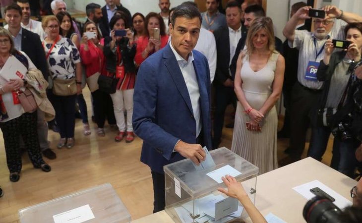 Sánchez, en el colegio electoral: 'Hoy termina un ciclo electoral muy intenso. A partir de mañana, debemos dejar atrás la dialéctica electoral'