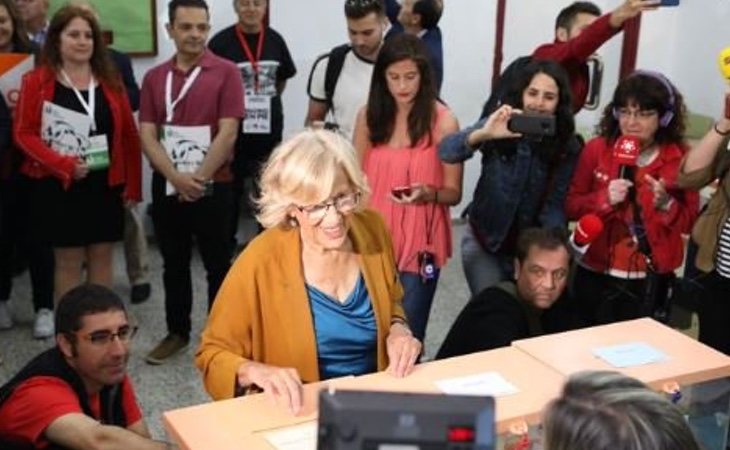 Manuela Carmena vota en el Instituto Conde de Orgaz de Madrid. Podría perder el Ayuntamiento ante el resultado tan ajustado que ofrecen las encuestas