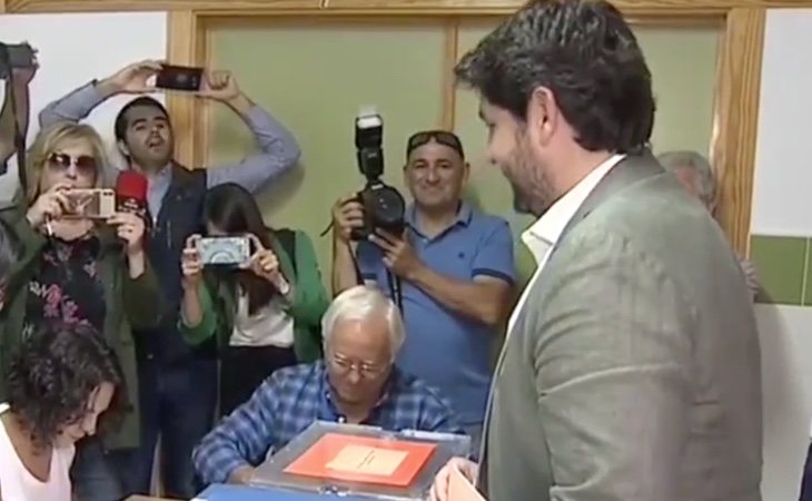 El presidente de Murcia, Fernando López Miras, vota en la localidad de Lorca. Es la primera vez que se presenta como candidato, ya que sustituyó a ...