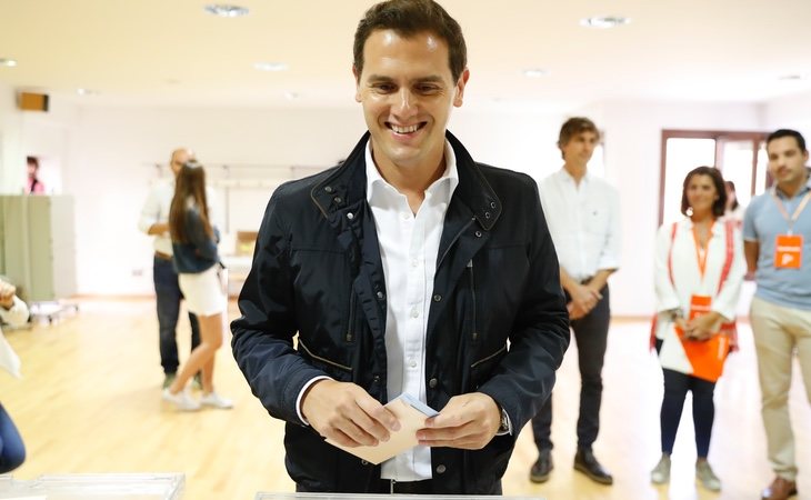 Albert Rivera vota en su colegio de Pozuelo de Alarcón