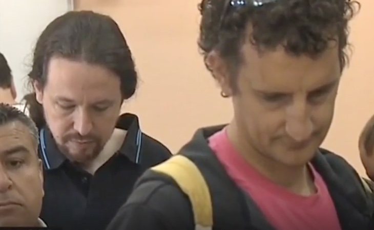 Pablo Iglesias, haciendo cola para votar en su colegio electoral de Galapagar