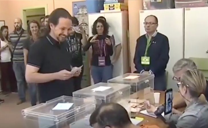 Iglesias vota en el colegio de La Navata, en Galapagar