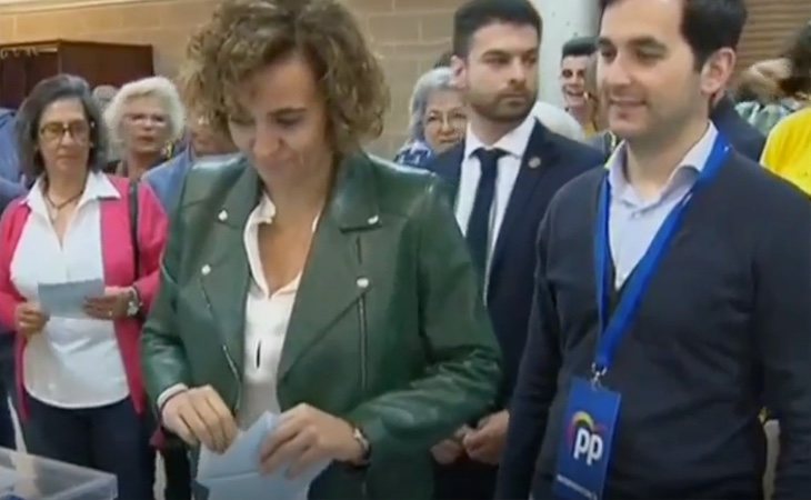 La candidata del PP al Parlamento Europeo, Dolors Montserrat, vota en un colegio de la provincia de Barcelona