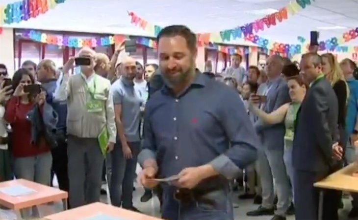 El líder de VOX, Santiago Abascal, ha sido el último líder nacional que ha votado. Lo ha hecho en un colegio de Madrid