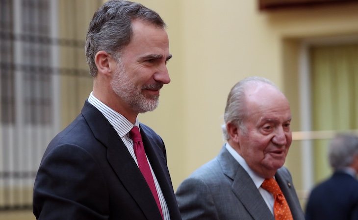 El rey Juan Carlos le anunció a su hijo su retirada de la vida pública