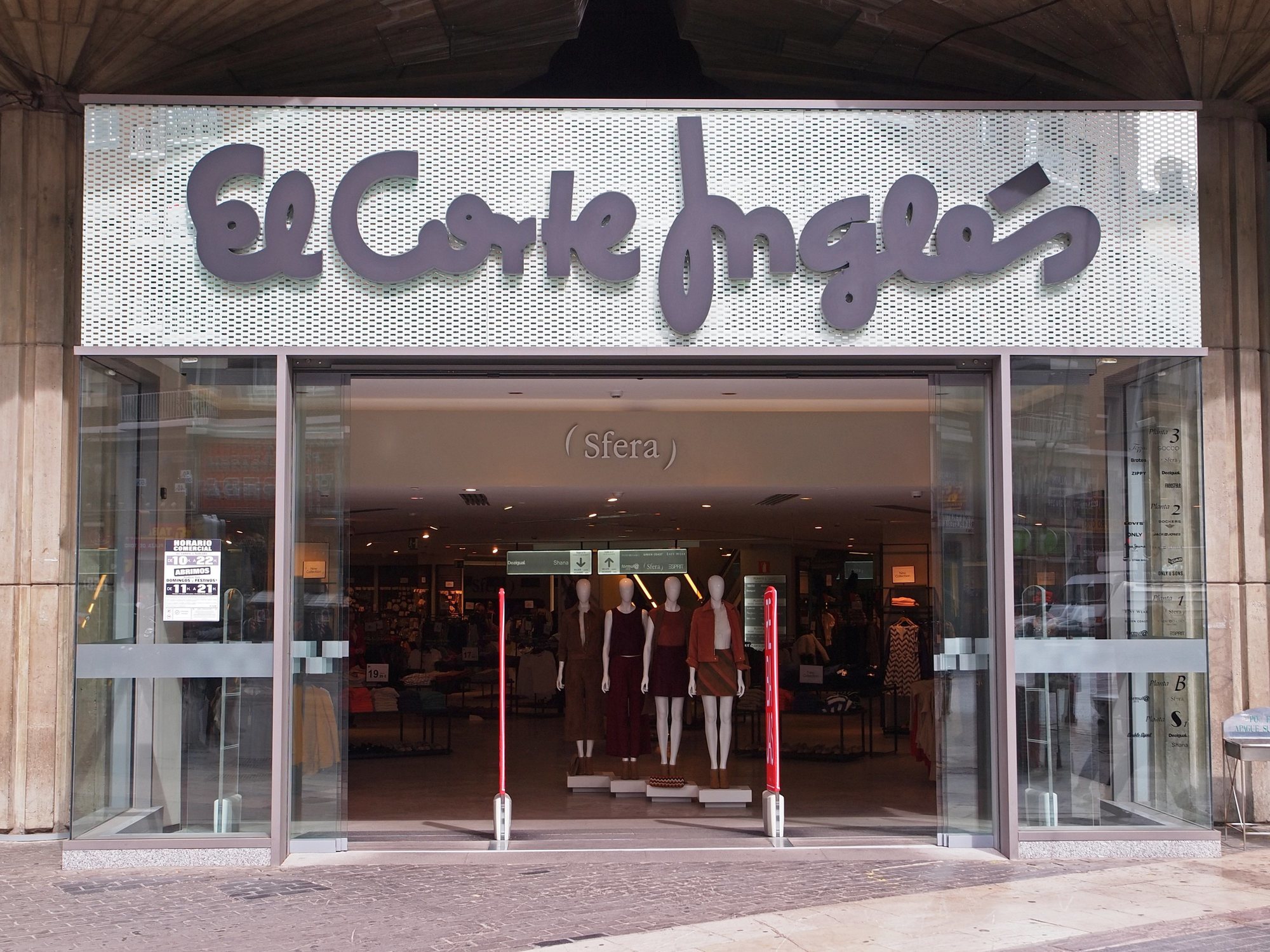 El Corte Inglés cierra dos de sus centros históricos en Madrid el 31 de  julio 