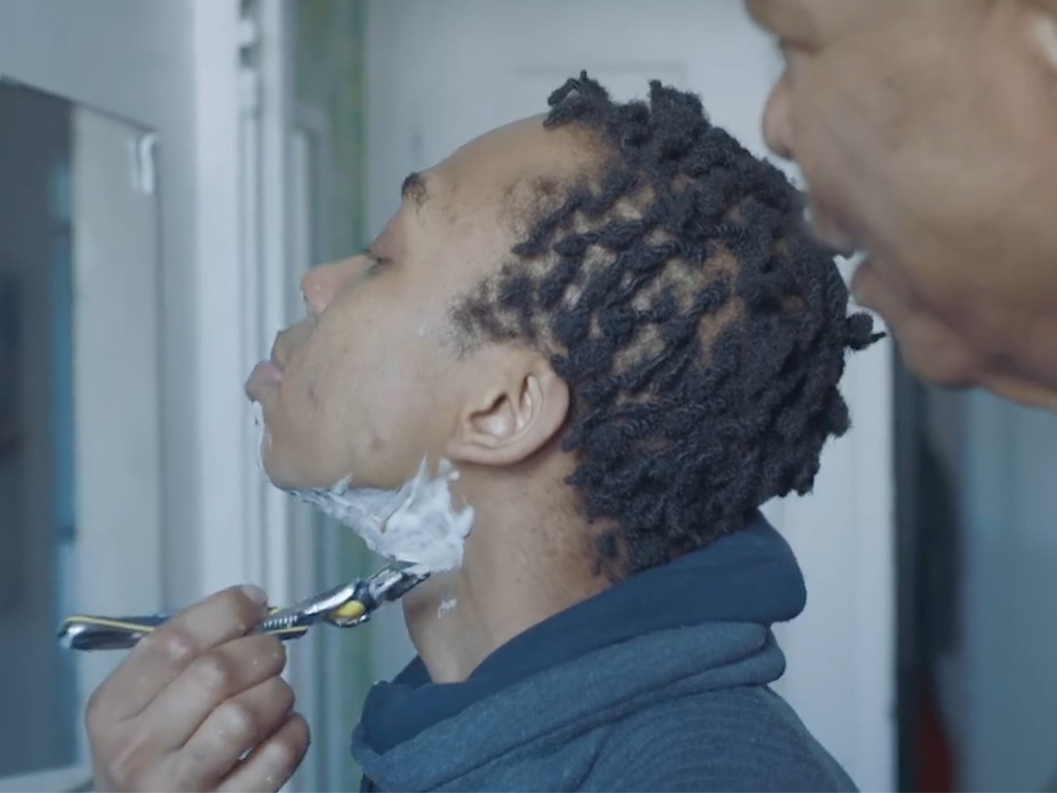 Gillette emociona al mundo con el anuncio del primer afeitado de un chico transexual