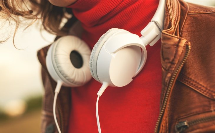 La mujer quedó atrapada con sus auriculares en el hueco del ascensor y finalmente perdió la vida